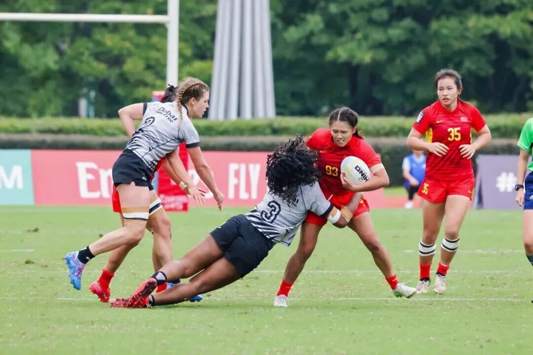 亚洲选手在橄榄球比赛中展现实力，取得胜利