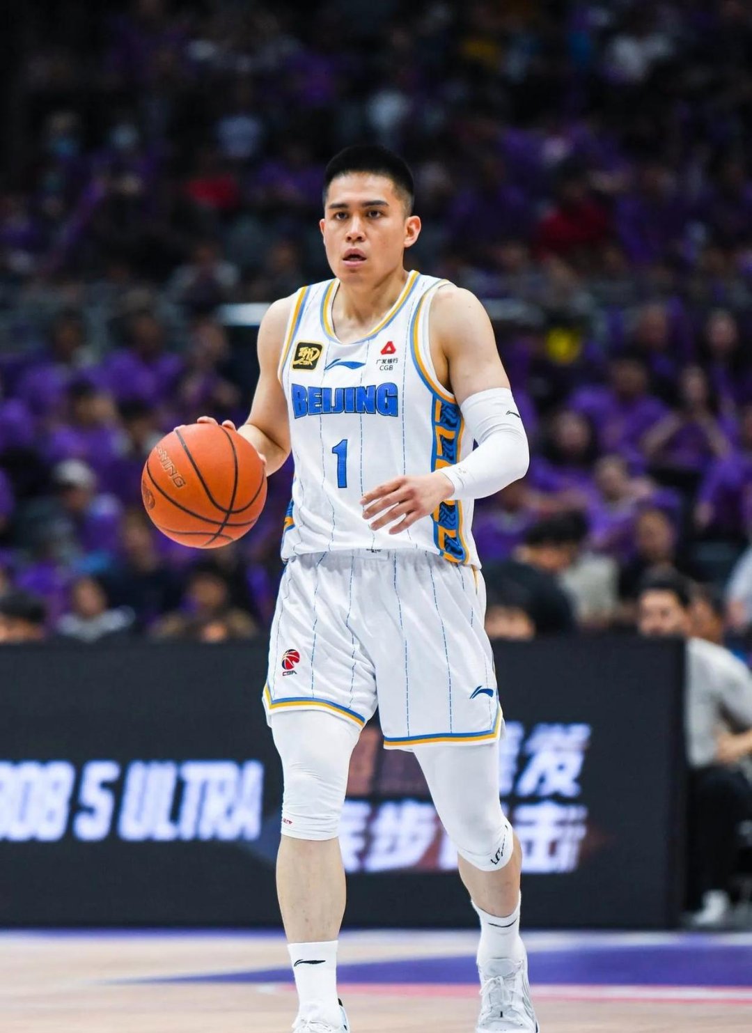 日本男篮力克湖人B队,西蒙斯三分雨点燃全场 日本男篮力克湖人B队,西蒙斯三分雨点燃全场